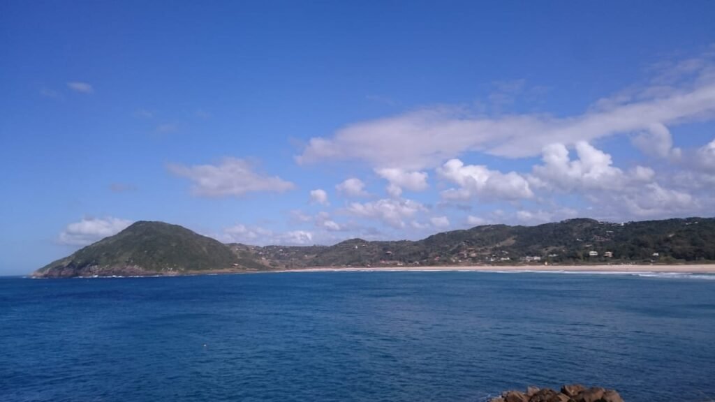 Praias de Garopaba/SC: 6 praias lindas para você curtir Praia da Silveira 1