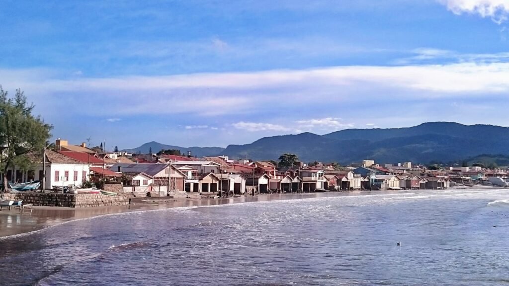 Praias de Garopaba/SC: 6 praias lindas para você curtir Praia do Centro vila dos pescadores
